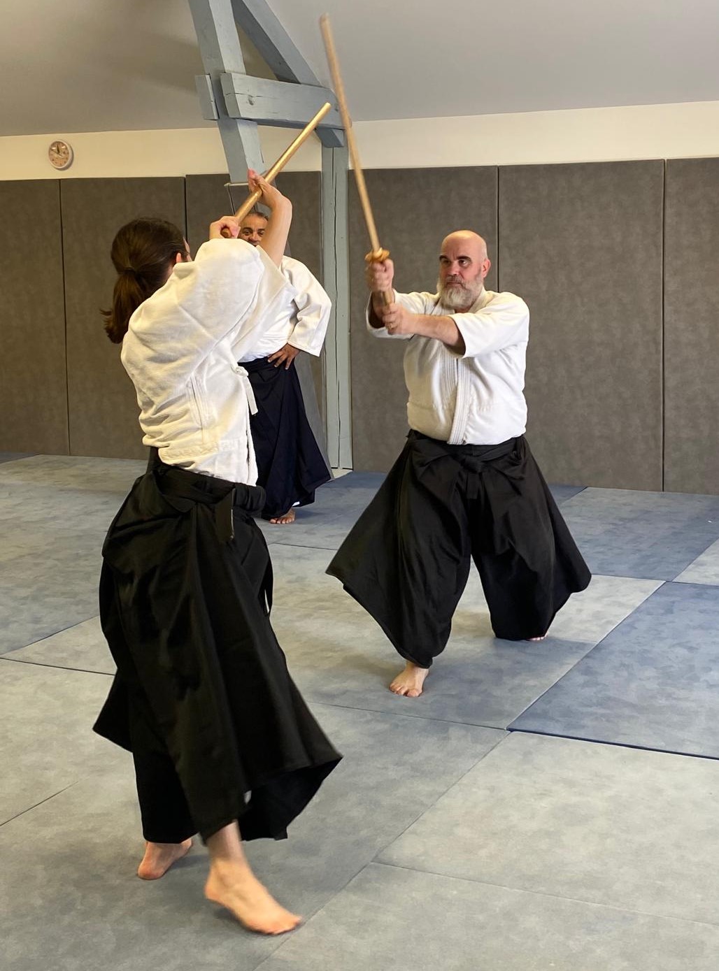 Travail des armes au jo sur le tatami